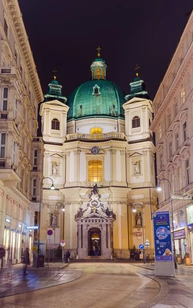 VIENA, AUSTRIA - 27 DE DICIEMBRE DE 2016: Famosa iglesia Peterskirche en el casco antiguo el 27 de diciembre de 2016 en Viena Austria —  Fotos de Stock