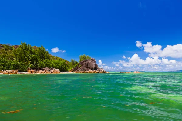 Isola tropicale alle Seychelles — Foto Stock