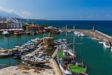 Kyrenia (Girne), Kuzey Kıbrıs - 03 Ekim 2019: Eski Kyrenia Limanı (Girne) ve Ortaçağ Kalesi
