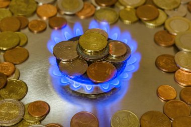 Mutfak sobasının gaz ocağındaki bozuk paralar.