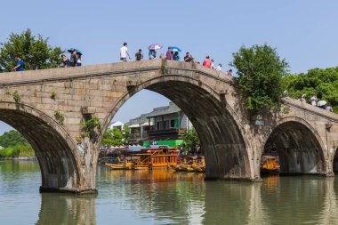 Şangay, Çin - 23 Mayıs 2018: Zhujiajiao su kasabasındaki kanal boyunca köprü