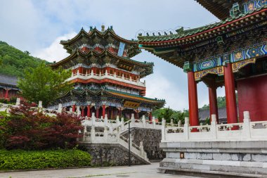 Budist tapınağı'nda Tianmenshan doğa parkı - Zhangjiajie Çin
