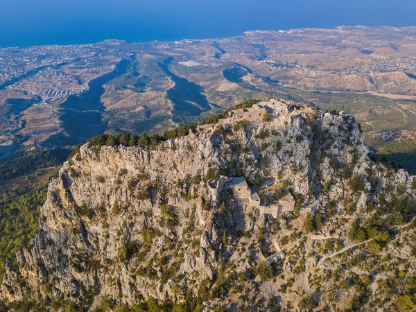 Hrad Buffavento v regionu Kyrenia - Severní Kypr - letecký pohled — Stock fotografie