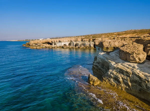 Berühmte Meereshöhlen in Ayia Napa Zypern - Luftaufnahme — Stockfoto