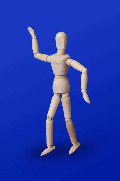 Tančící dřevěná hračka postava na modré — Stock fotografie
