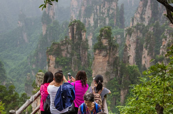 Wulingyuan, China - May 27, 2018: Tourists on pathway in Tianzi Avatar mountains nature park — Stock Photo, Image