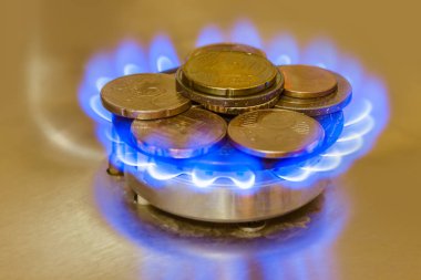 Mutfak sobasının gaz ocağındaki bozuk paralar.