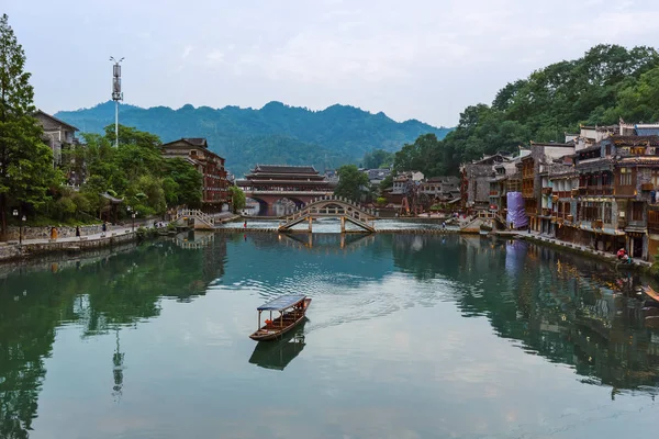 Alte Stadt fenghuang bei Sonnenuntergang in Hunan China — Stockfoto