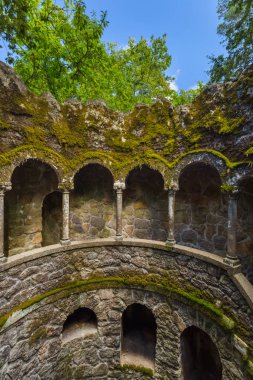 Başlangıç Kuyusu Quinta da Regaleira 'da Sintra Portekiz