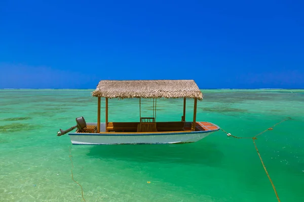 Barca sull'isola delle Maldive — Foto Stock
