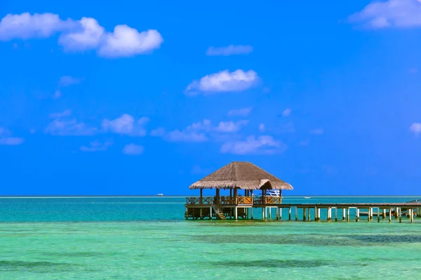 Jetty en la isla tropical de Maldivas — Foto de Stock