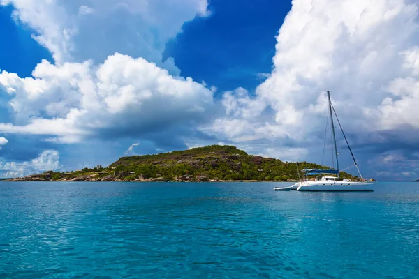 Isola tropicale alle Seychelles e barche — Foto Stock