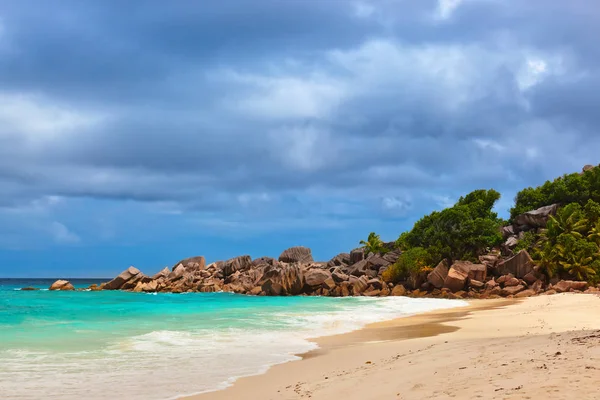 Praia tropical nas seicheles — Fotografia de Stock