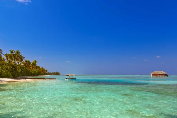 Water bungalow op Maldiven island — Stockfoto