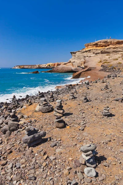 Stapel von Steinen am Strand — Stockfoto