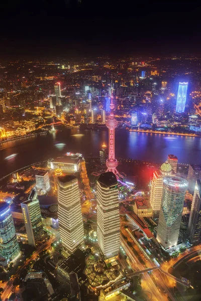 上海、中国- 2018年5月23日:上海タワーから中国の上海の近代的なスカイラインへの夜景 — ストック写真