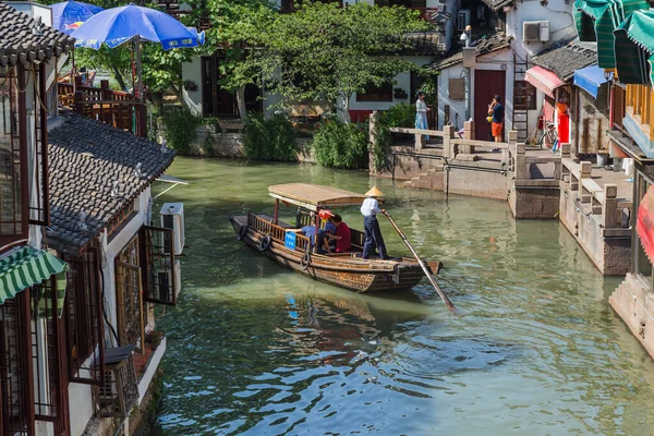 Shanghai, China - 23. Mai 2018: Bootsfahrt auf dem Kanal in der Wasserstadt Zhujiajiao — Stockfoto