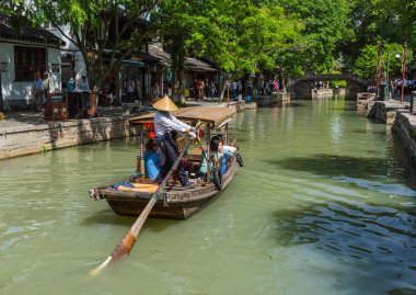 Şangay, Çin - 23 Mayıs 2018: Zhujiajiao su kasabasında tekne gezisi