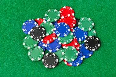 Yeşil tablo üzerinde Casino fişi