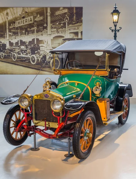 BRYSSEL, BELGIEN - MAJ 01, 2017: Vintage bil i Autoworld museum den 1 maj 2017 i Bryssel Belgien — Stockfoto