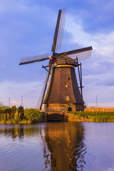 Molinos de viento en Kinderdijk - Países Bajos —  Fotos de Stock