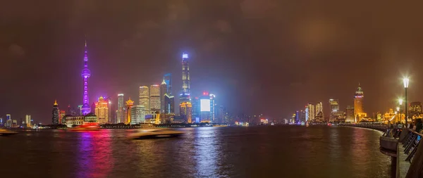 Shanghai, China - 22 mei 2018: Een nachtzicht op de skyline van de koloniale dijk in Shanghai, China — Stockfoto
