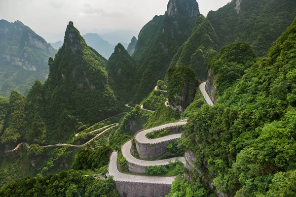 Dağlar yol Tianmenshan doğa parkı - Çin — Stok fotoğraf