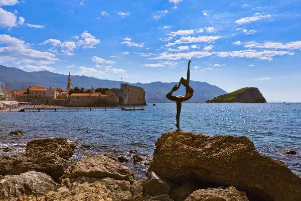 Danser standbeeld en de oude stad van Budva, Montenegro — Stockfoto
