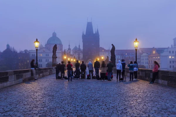 Fotógrafos en el puente Charles en Praga - República Checa — Foto de Stock