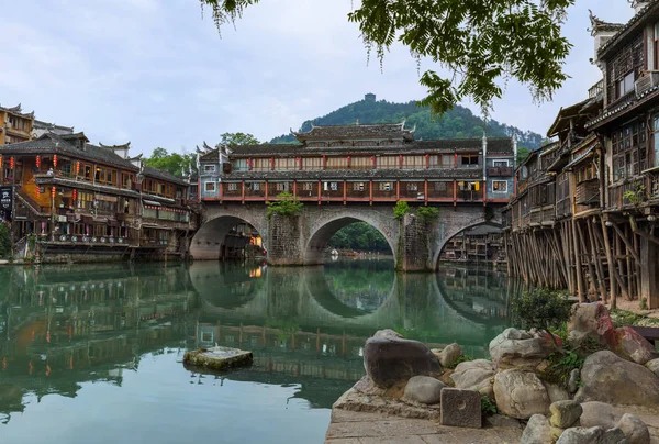 Fenghuang, Cina - 29 maggio 2018: Antica città Fenghuang al tramonto a Hunan — Foto Stock