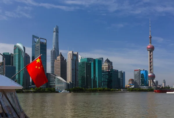Xangai, China - 23 de maio de 2018: Bandeira chinesa e horizonte moderno de Pudong em Xangai, China — Fotografia de Stock
