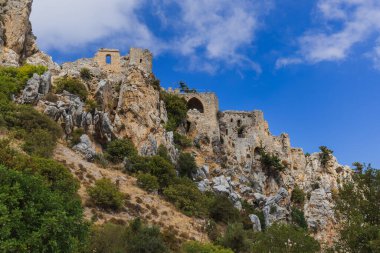 Kyrenia bölgesindeki tarihi Saint Hilarion Şatosu - Kuzey Kıbrıs