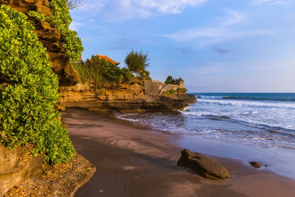 Пляж рядом с храмом Танах Лот - Бали Индонезия — стоковое фото