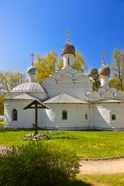 Antigua iglesia en Museum-Estate Arkhangelskoye - Moscú Rusia — Foto de Stock