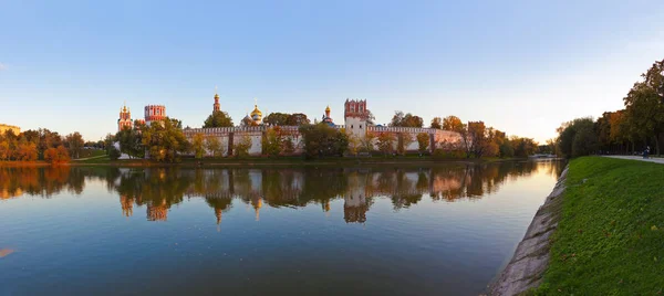 Панорама Новодевичьего монастыря в Москве — стоковое фото
