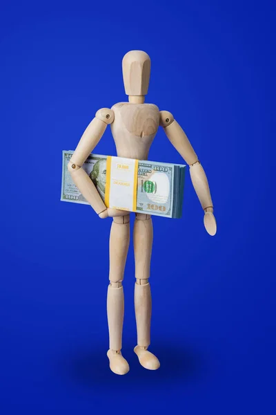 Игрушечная фигурка с деньгами на голубом фоне — стоковое фото