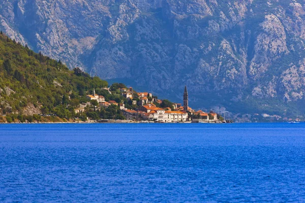 Dorp Perast op kust van Boka Kotor bay - Montenegro — Stockfoto