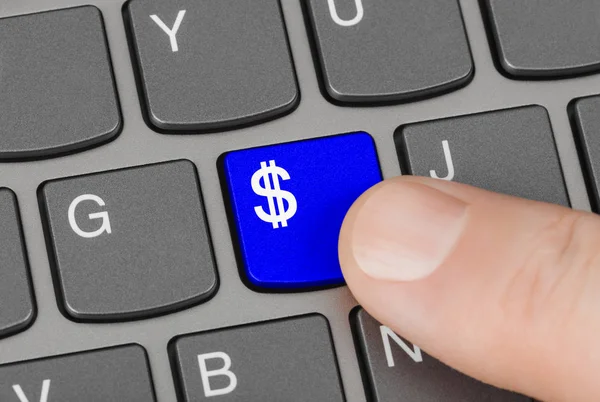 Toetsenbord van de computer met geld sleutel — Stockfoto