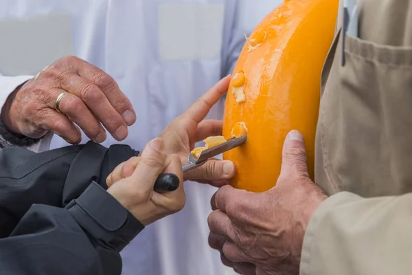 Degustación de queso en el mercado tradicional de quesos - Alkmaar Nether — Foto de Stock