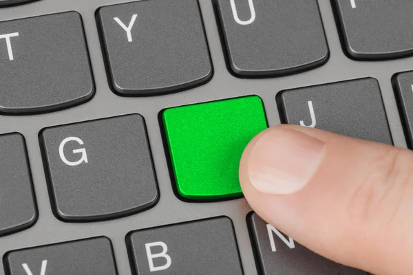 Клавіатура комп'ютерних ноутбуків з порожньою зеленою клавішею — стокове фото