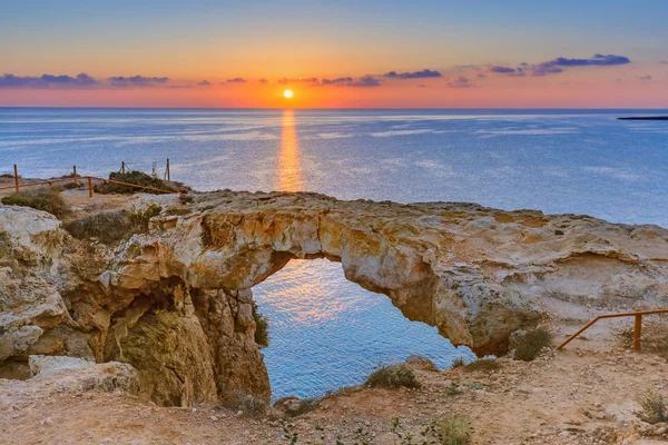 Διάσημη πέτρινη γέφυρα Sin στην ανατολή του ηλίου στην Αγία Νάπα Κύπρος — Φωτογραφία Αρχείου