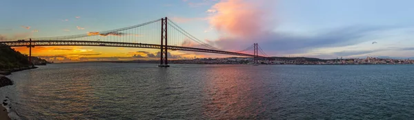 Lisboa e Ponte 25 de Abril - Portugal — Fotografia de Stock