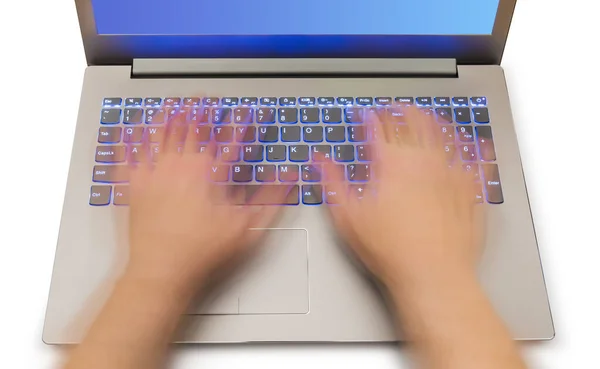 Ноутбук и размытие движений рук — стоковое фото