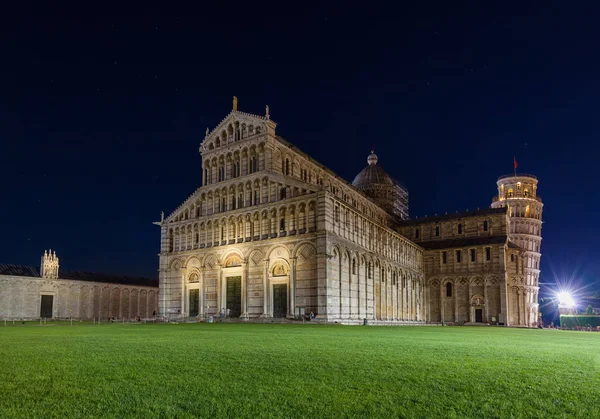 Bazilikası'nın ve Pisa İtalya leaning tower — Stok fotoğraf