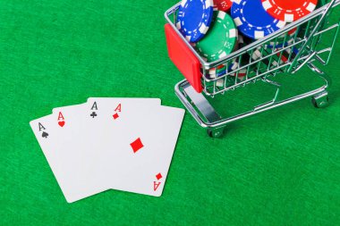 Yeşil tablo üzerinde alışveriş sepetindeki fiş Casino