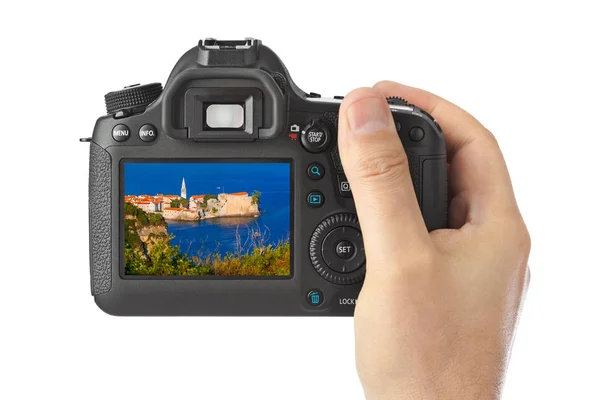 Mão com câmera e imagem Budva Montenegro (minha foto ) — Fotografia de Stock