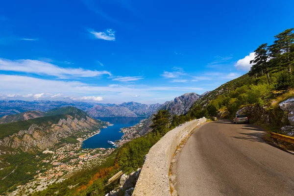 Camino de las montañas y la bahía de Kotor al atardecer Montenegro — Foto de Stock