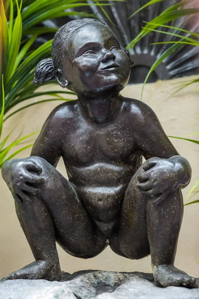 Estatua de niña meando en Bruselas Bélgica — Foto de Stock