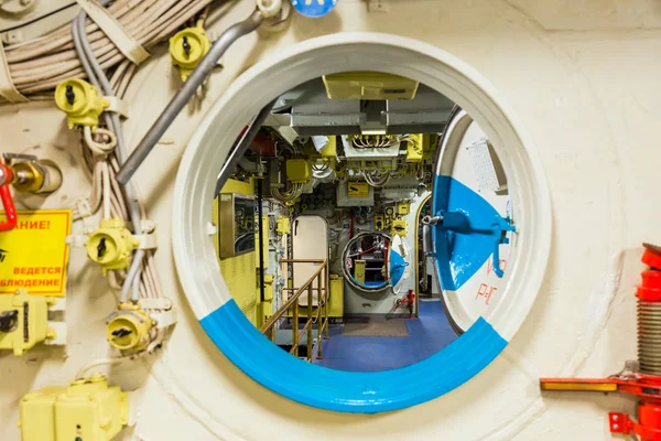 Moscú, Rusia - 04 de mayo de 2018: Interior del submarino soviético ruso en el museo de las fuerzas navales — Foto de Stock