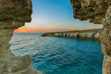 Ayia Napa Kıbrıs 'ta gün batımında ünlü Deniz Mağaraları - doğa geçmişi
